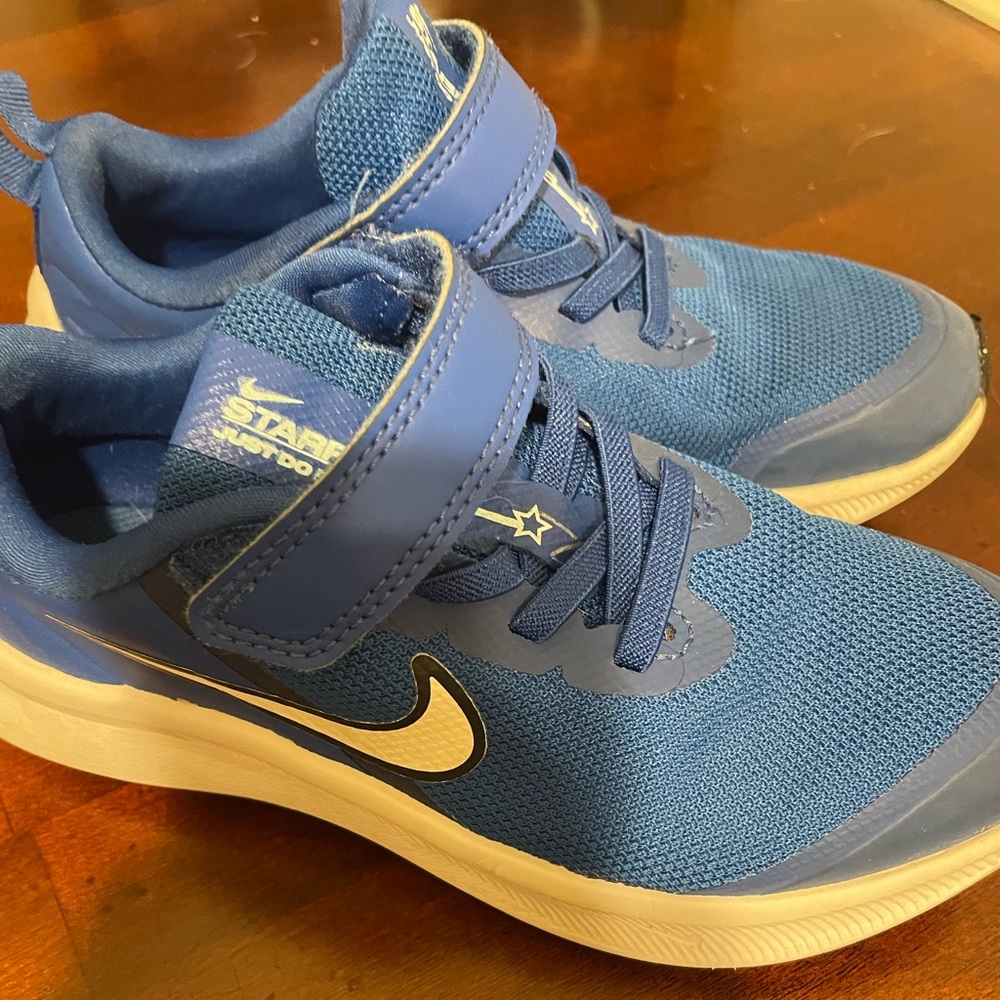 Boys Nike Star Runner sneakers in royal blue in size 13